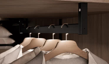 Oświetlenie garderoby bez przewodów – rozwiązanie 2 w 1 z drążkiem TERO LED
